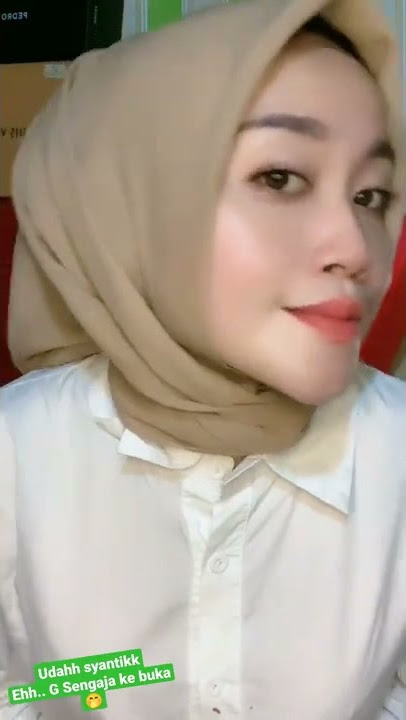 Uups    maap g sengaja kebukaa aulia salsa marpaung short