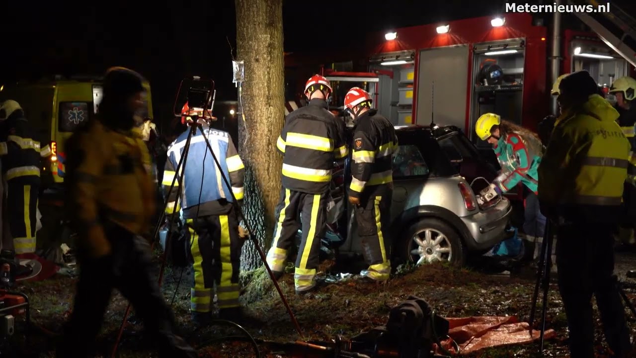 Brandweer bevrijd man uit auto Waskemeer
