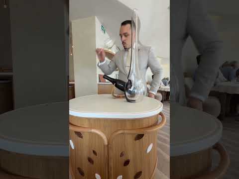 Vidéo : Aviner : rincer la carafe avec le vin lui-même