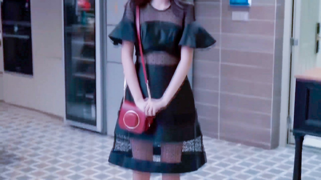 妻子離婚後從乖乖女秒變女神，一襲黑絲高跟亮相，全場驚艷，前夫當場傻眼跪地痛哭：我瞎了！