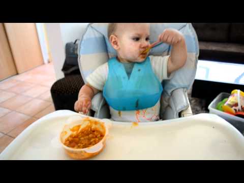 bébé de 14 mois mange seul
