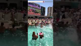 Las Vegas: Poolstadion mit Live-Sport auf Großbild.