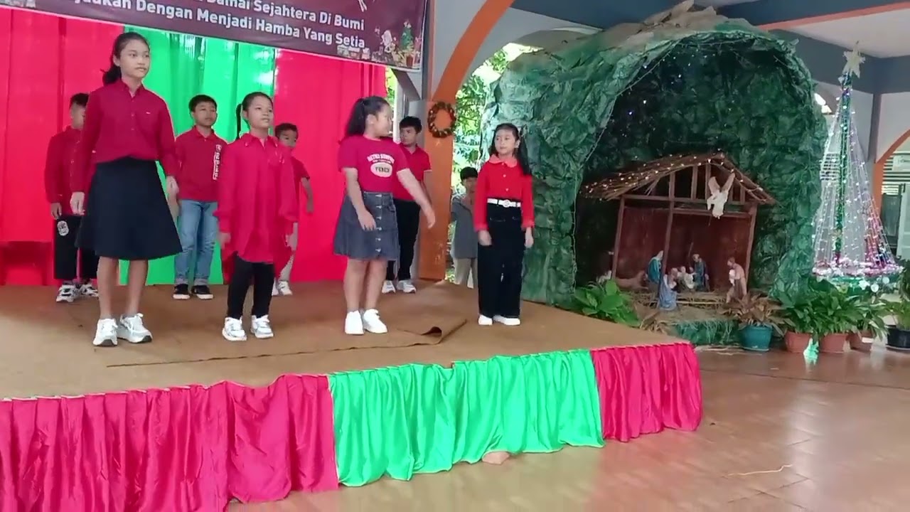 Acara natal paroki di aula SD Pius 
