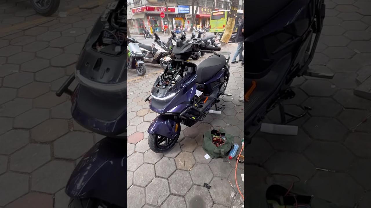 Электроскутер Найнбот М5 200 черно-фиолетового цвета 