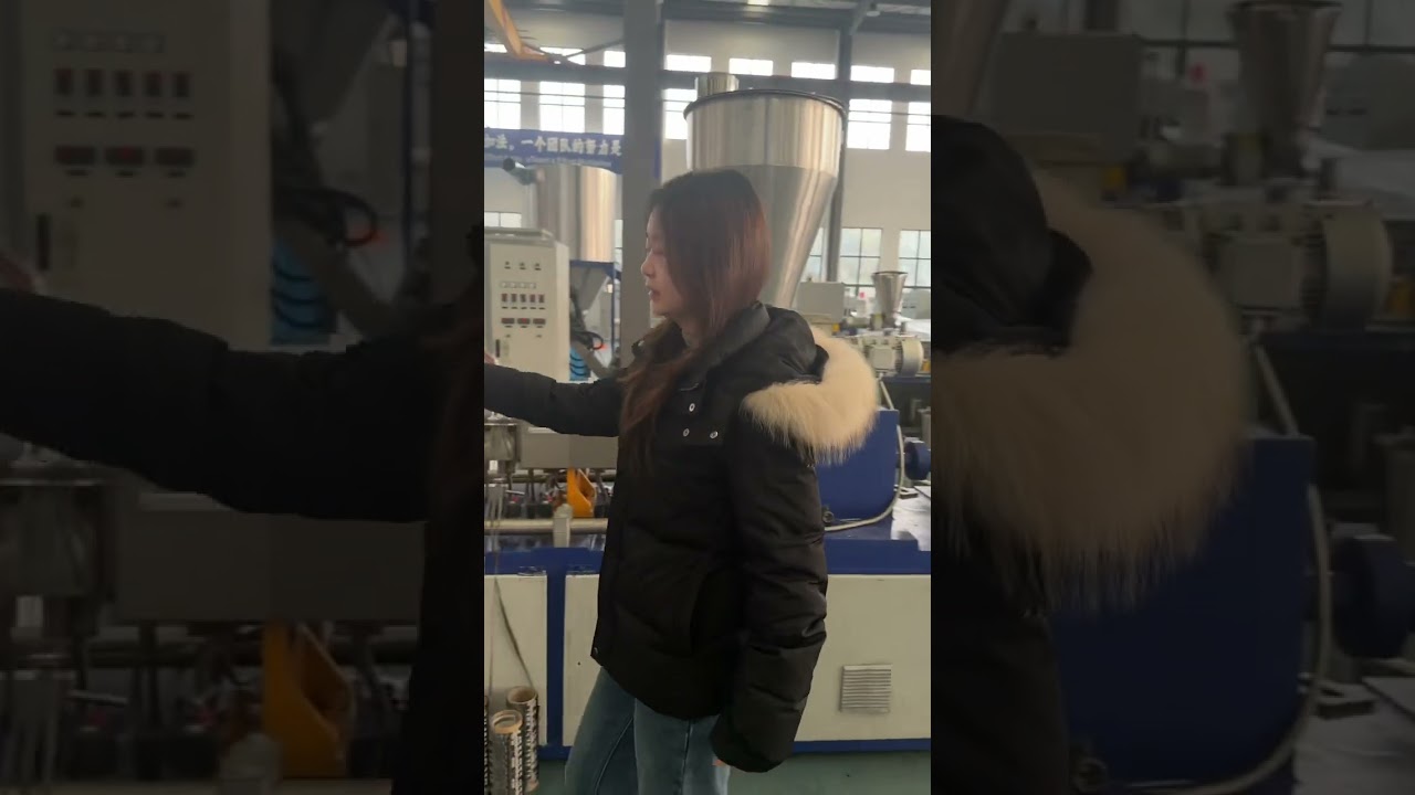 Nylon+carbon fiber material masterbatch extrusion test. The production capacity is 50-100KG/H.