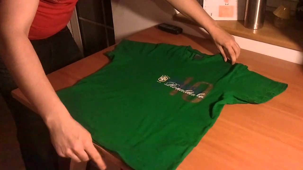Skladanie trička japonským štýlom :) - YouTube