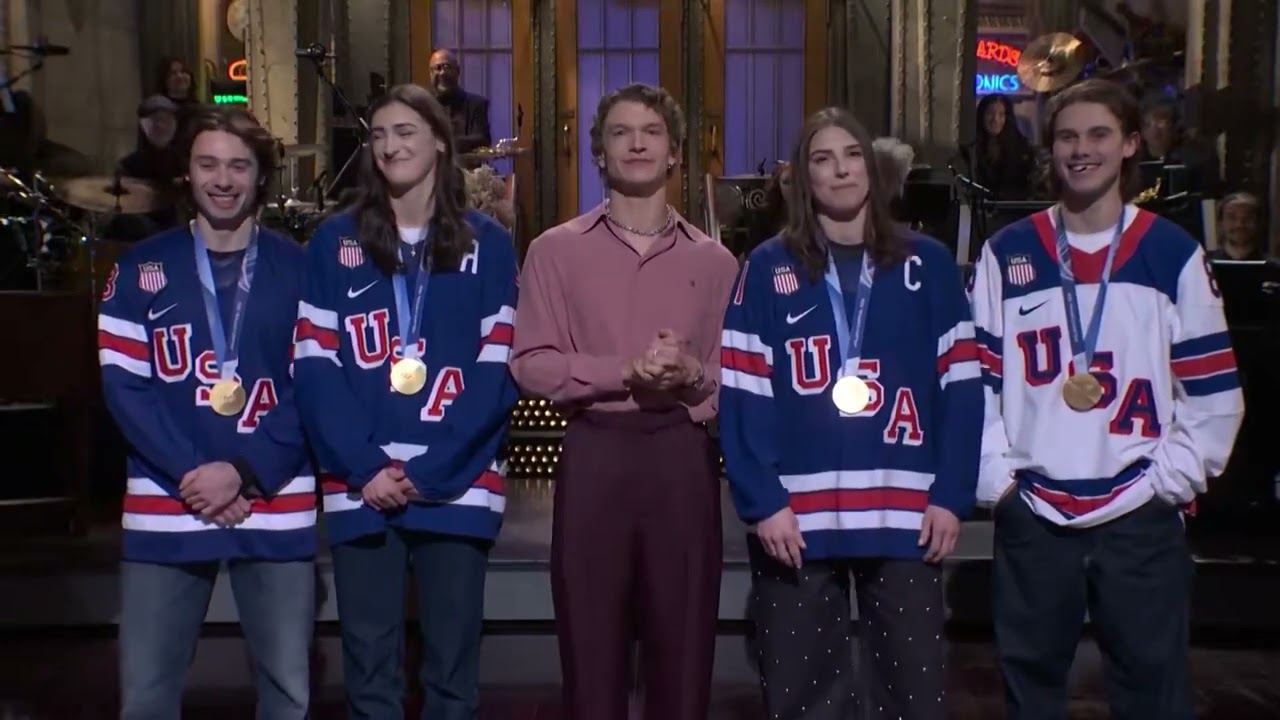 Олимпийские чемпионы по хоккею среди мужчин и женщин на шоу SNL. 🇺🇸🏒