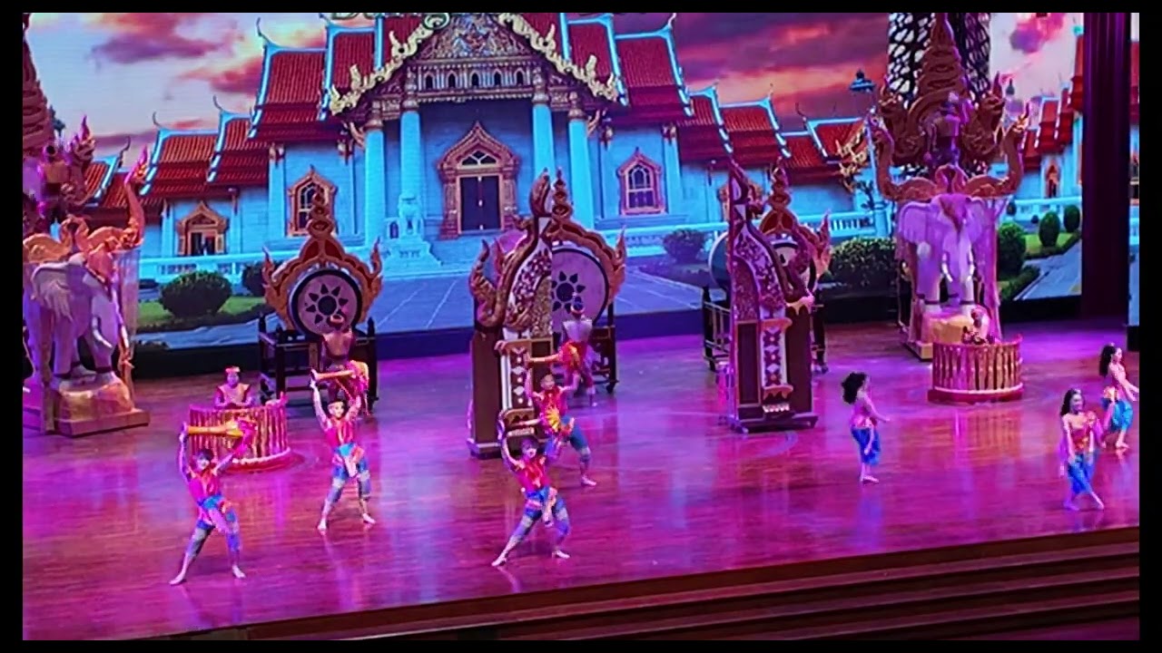 Концерт и шоу слонов в ботаническом саду Нонг Нуч.