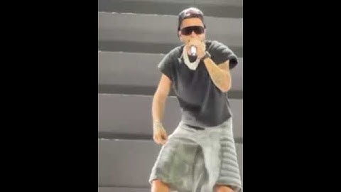 Sfera Ebbasta viene sfiorato dalle FIAMME durante un concerto