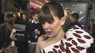 Enders Game Premiere Asa Butterfield And Hailee Steinfeld Hit The Red Carpet