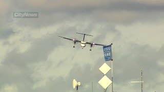 Video captured by citynews shows a plane struggling to stay on course
as it landed in high winds at toronto’s island airport friday
evening.