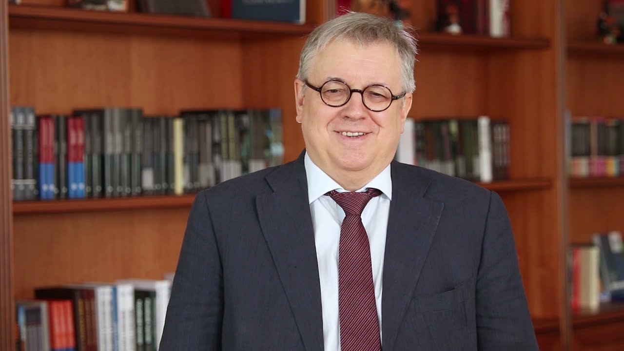 Ректор ВШЭ Ярослав Кузьминов поздравляет Владимира Филиппова с юбилеем ...