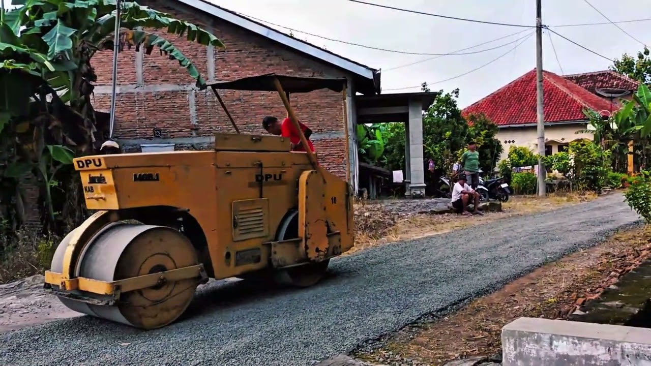 Pengaspalan jalan desa