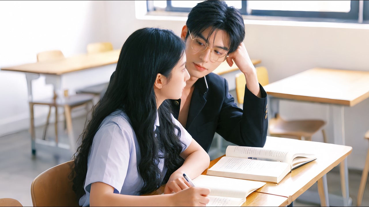 Poor Girl Angers Cold School King on Day One—He Watches Only Her and Protects Her Fiercely