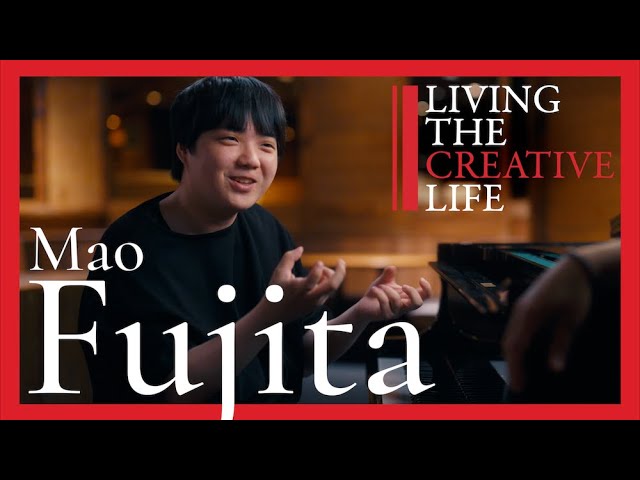 Suzuka Hiroshi is enthralled by the piano performance of pianist