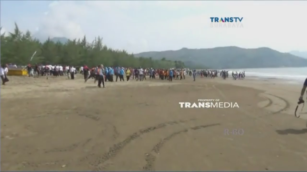 Ribuan Warga Bersihkan Sampah Di Pantai Gemah