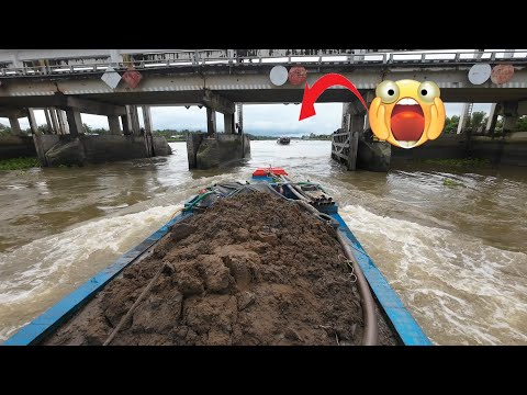 Video Cùng anh tài công đi ghe chở đầy cát vượt cống rất hồi... - youtube