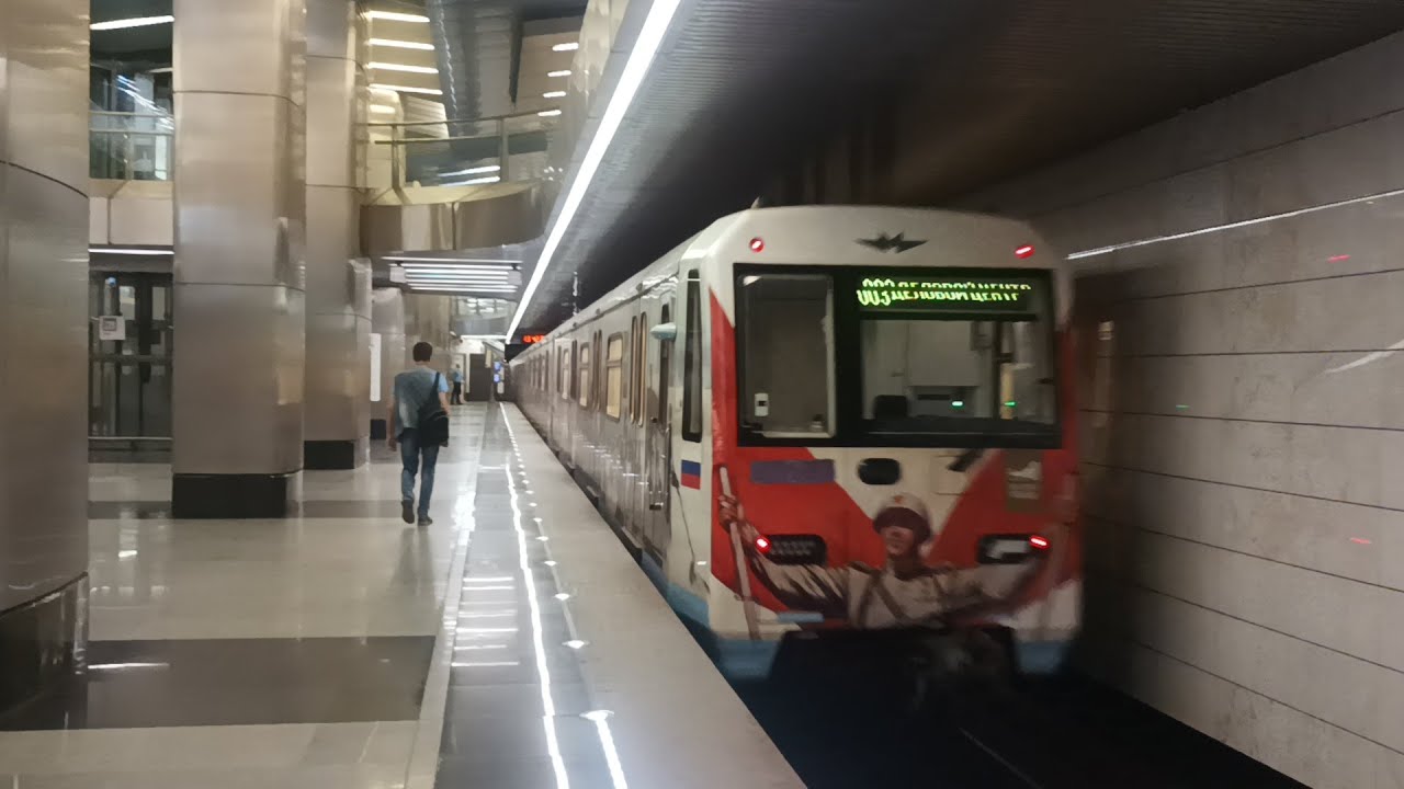 Тематический состав "Поезд Победы"  на станции «Деловой центр»