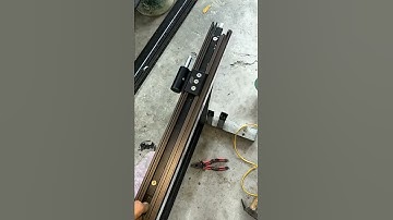 Cách lắp chốt rút vào cây đố động cửa 4 cánh nhôm hệ 55. Yangli