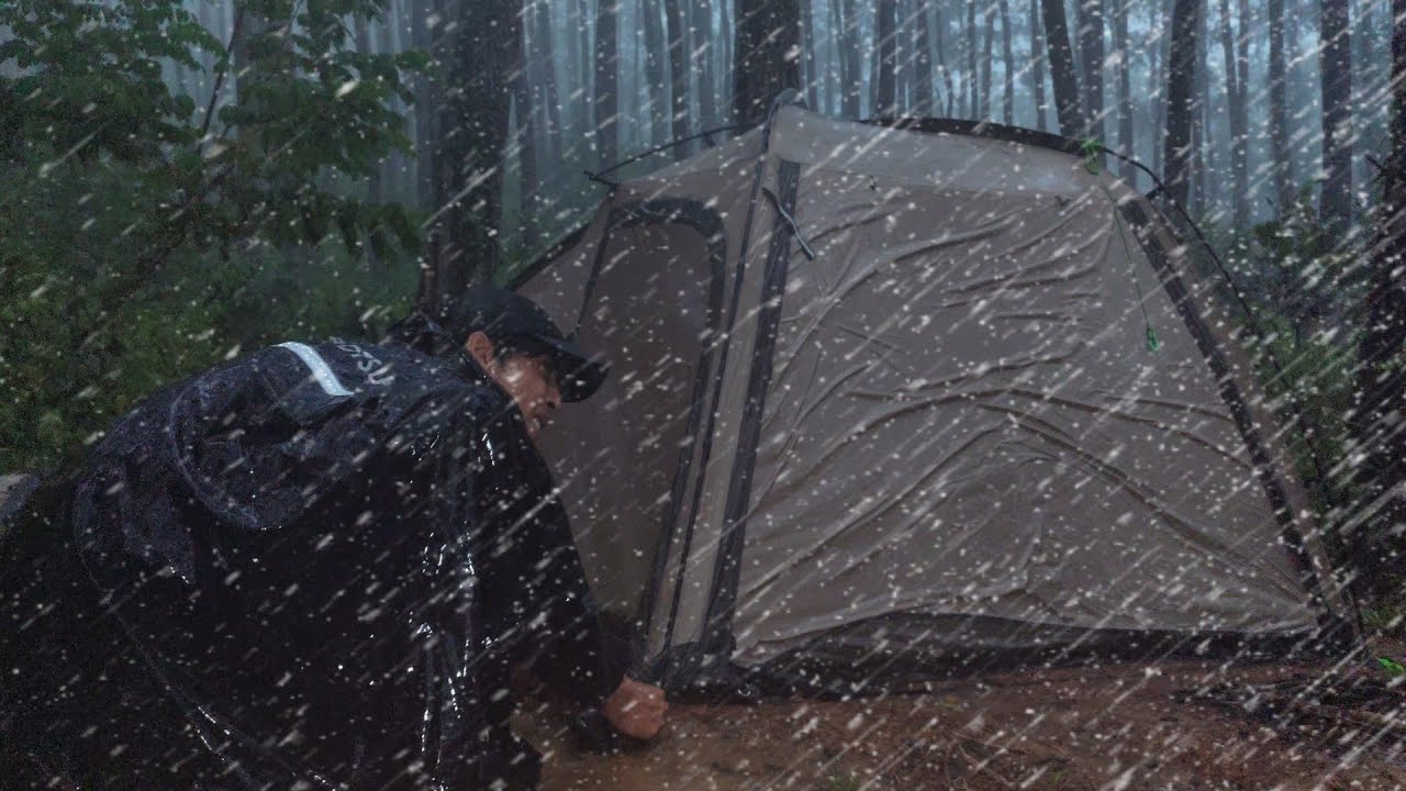 🏕 CAMPING DI TENGAH HUJAN LEBAT DAN BADAI PETIR ⛈️ TENDA TERNYAMAN SAAT HUJAN