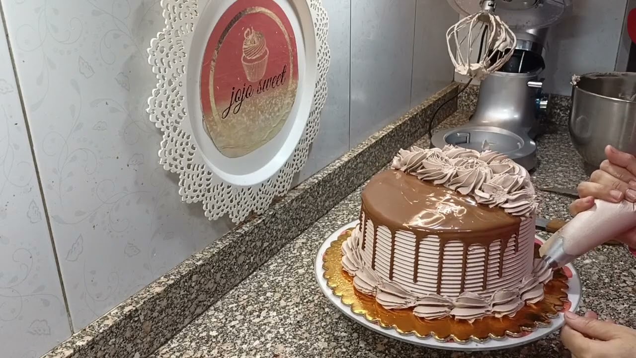 تورته مقاس ١٨ وتورته مقاس ٢٠ 🎂 بتزين شكولاته 🍫 التورته التانيه حرفيا قمر اللهم بارك 🥰