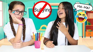 Flor de Menina e sua Amiga em uma História sobre o Bulling Escolar