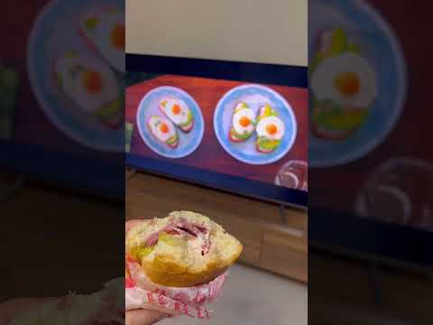 شما ام وقتی فیلم کارتون میبینین که غذا داره گرسنه میشین ساندویچ هایدا هم داداشم واسم گرفت