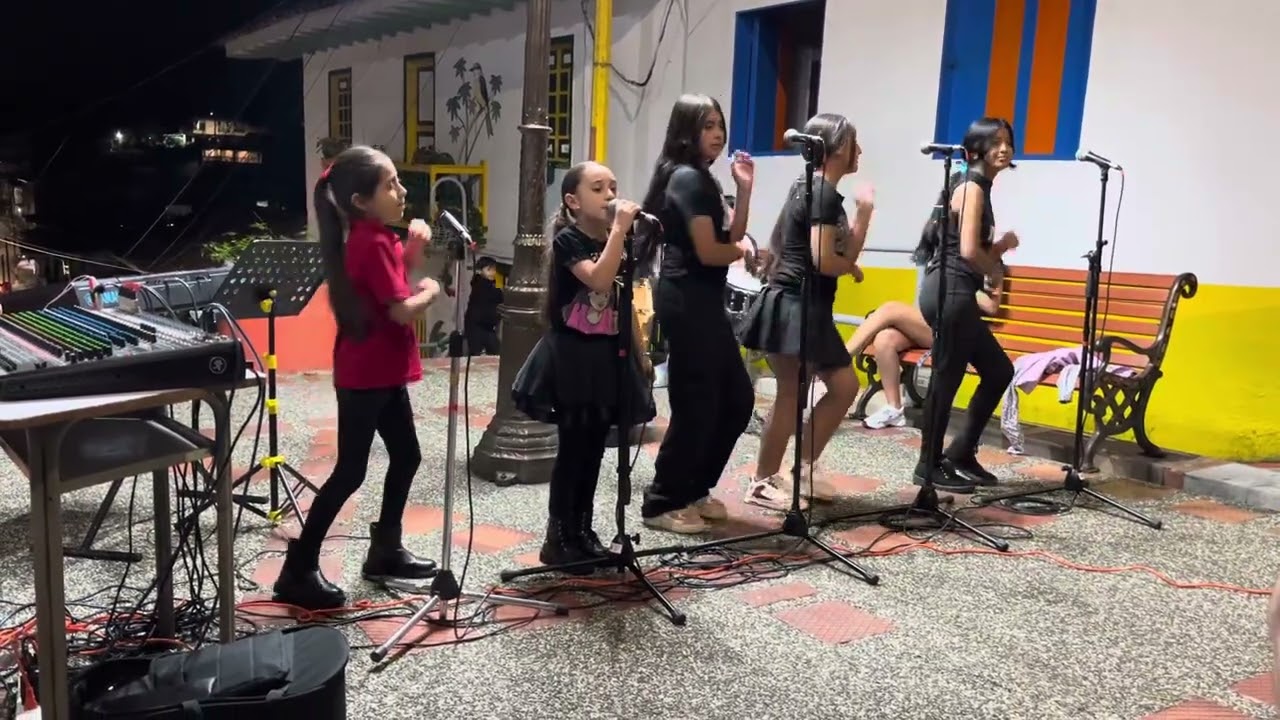 Danna Sofía Gallego Conde y los CHIQUIRUMBEROS.