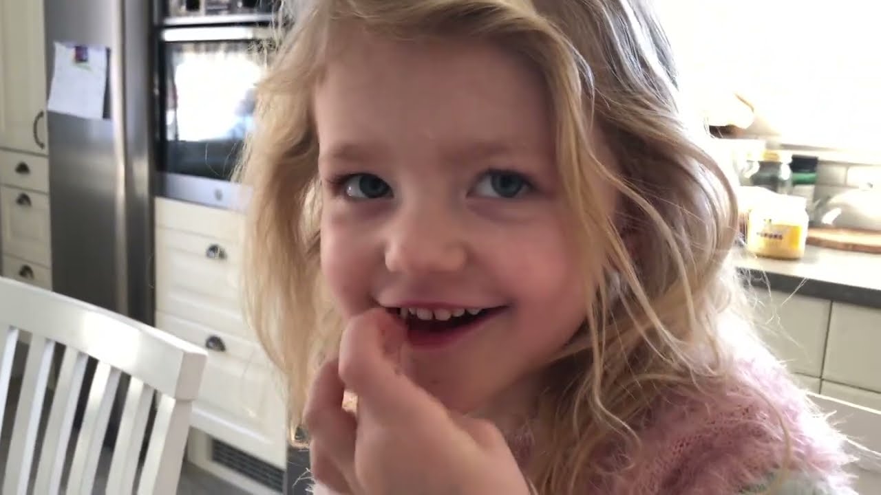 SELMAS HELT EGNA RECEPT - Selma hittar på ett eget recept och bakar helt själv.