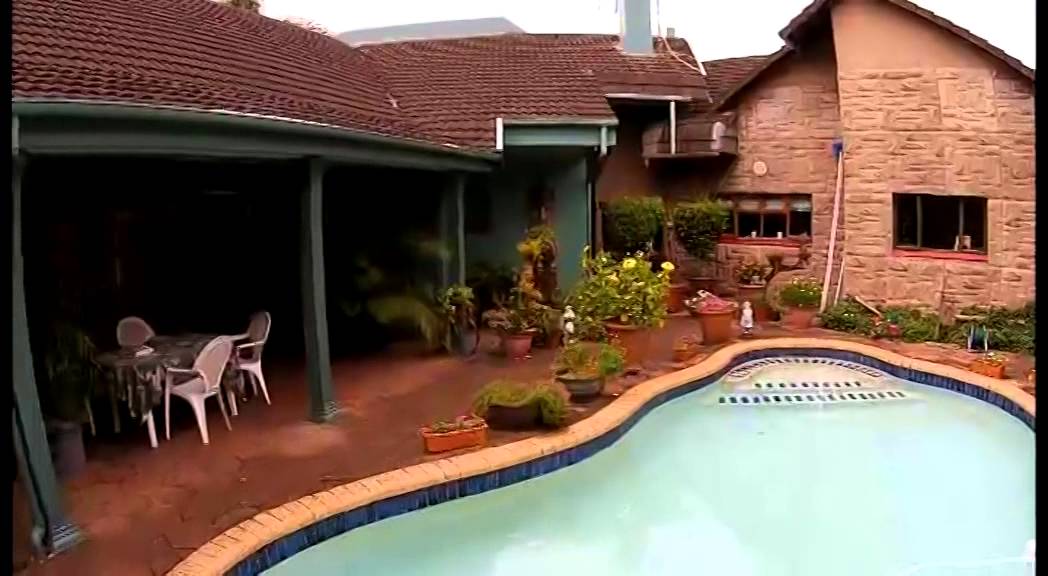 La Rochelle Inn - YouTube