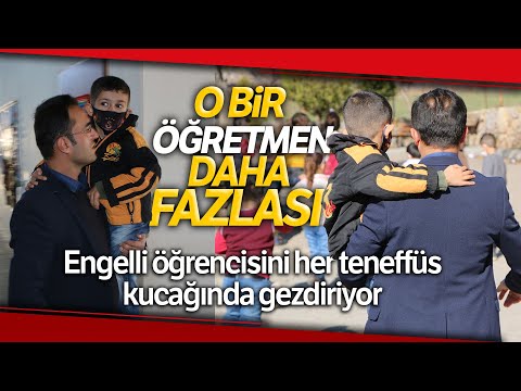 Fedakar Öğretmen, Engelli Öğrencisini Her Teneffüs Kucağında Gezdiriyor