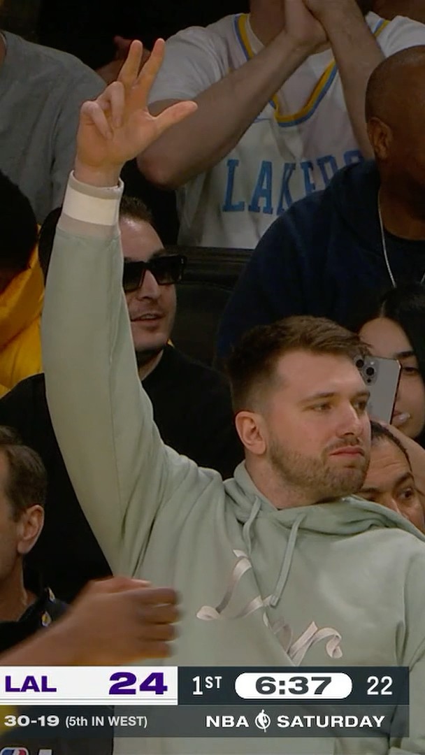 Reaves hits the tough triple and Luka loves it!