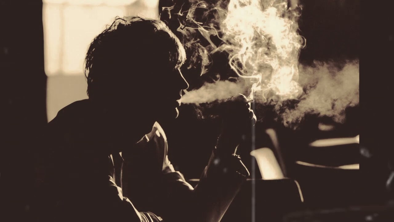 С сигаретой в клубе С сигаретой в клубе