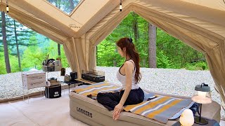 Одиночный кемпинг в большой надувной палатке в горах - расслабляющий лесной звук