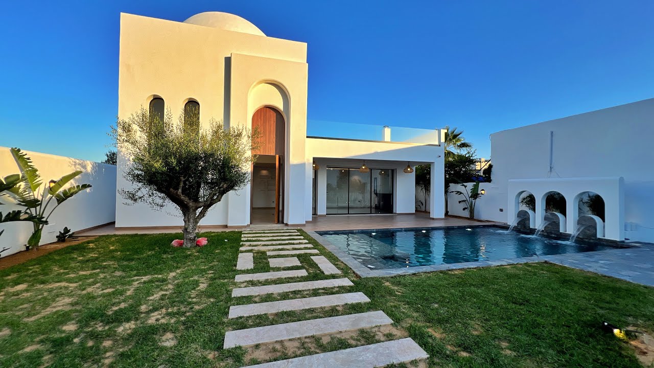 فيلا فخمة مع حديقة شاسعة بتصميم فيلات بالي بقيمة 1.1 مليون دينار قرب منارة الحمامات