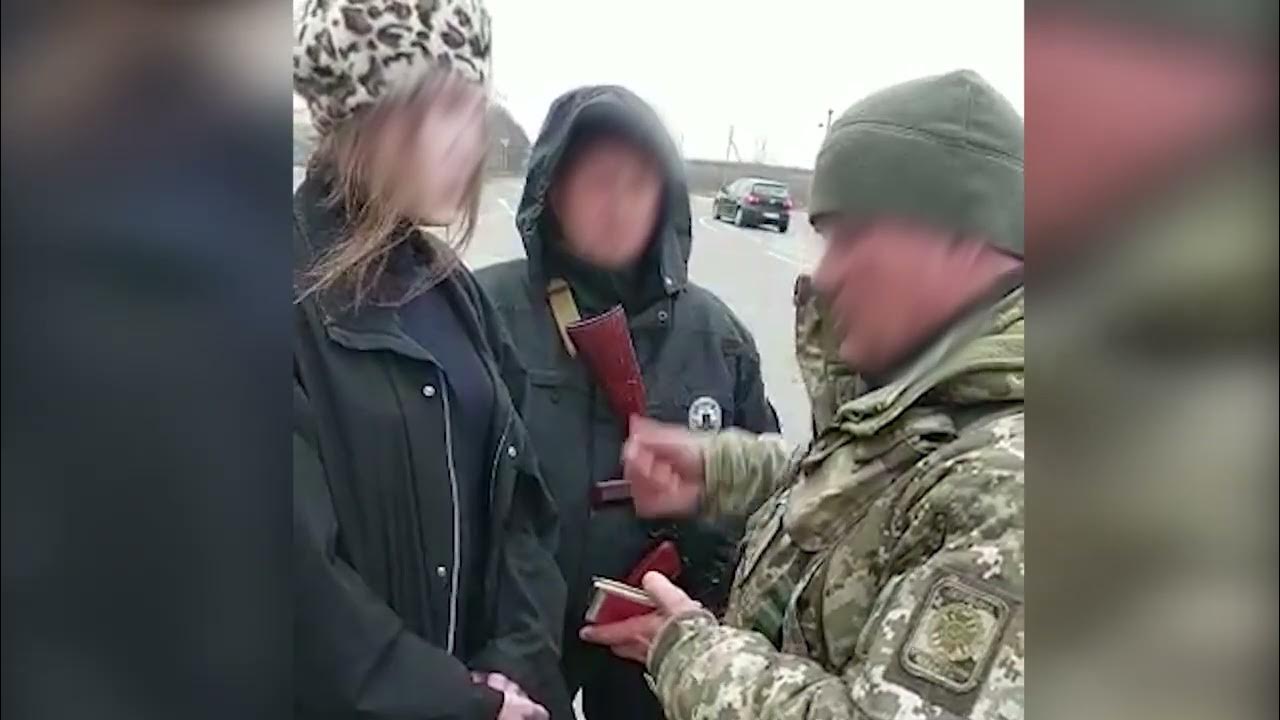 Мужики поймали бабу. ВСУ переодетый в женщину. Украинские военные в женской одежде. Украинец переоделся в женщину.