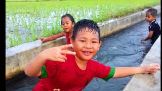 Emak Emak Mandi Sungai!!! #viral #pemandangan #mandisungai