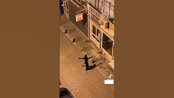 بنت ترقص في شوارع صربيا بشكل غريب 