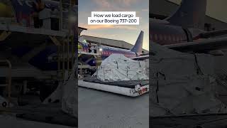How EXPERTS Load Cargo In A Boeing 737-200