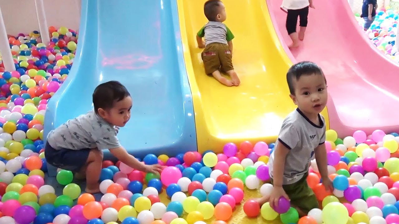Indoor Playground with show challenges for Family and Kids Slides
