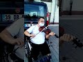 يلماز Yılmaz رغم إعاقته يعزف موسيقى كمان رائعة مؤثرة يستحق التشجيع يلماز Yılmaz رغم إعاقته يعزف موسيقى كمان رائعة مؤثرة يستحق التشجيع