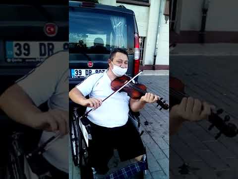 يلماز Yılmaz رغم إعاقته يعزف موسيقى كمان رائعة مؤثرة يستحق التشجيع 