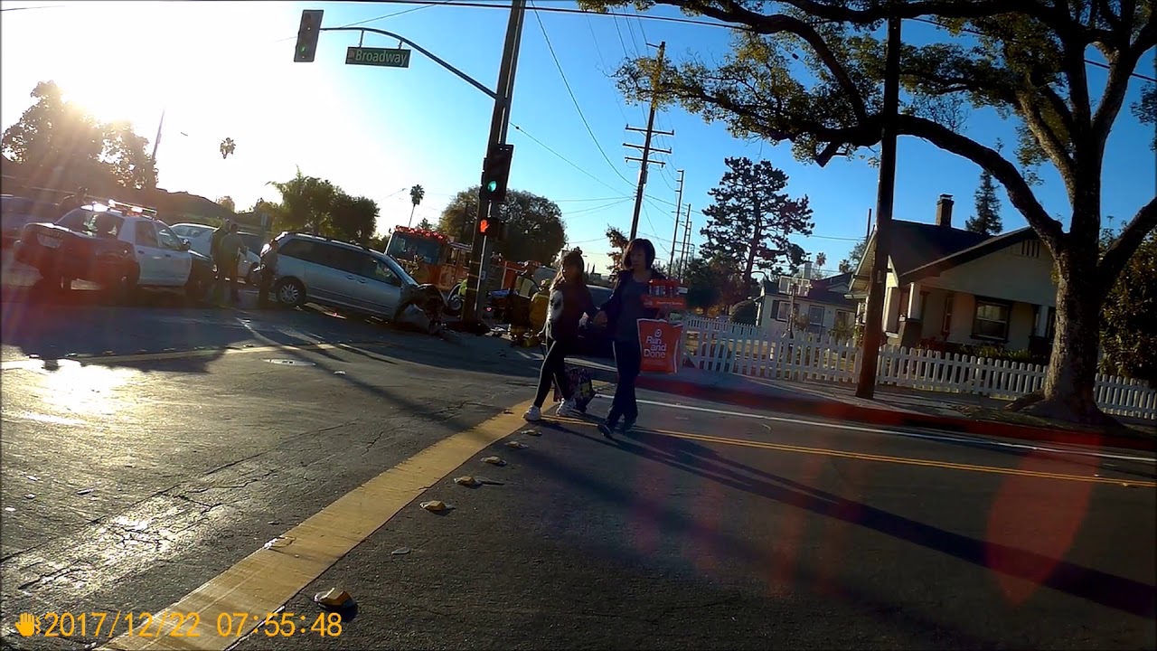 2 cars crash corner of Temple City Blvd & Broadway Blvd 12/22/2017
