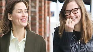 Jennifer Garner and Her lookalike daughter enjoy casual day out in LA