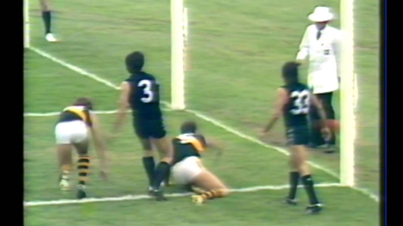 Hit the post 1981 round 1 - Umpire fail - YouTube