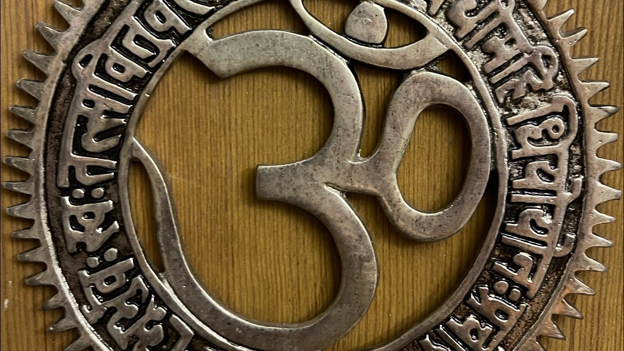 Caraeveti | Kiirtan with mantra Baba nam kevalam Love Love is all there is 