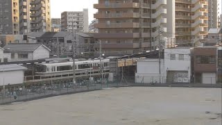 加美駅を通過する221系大和路快速