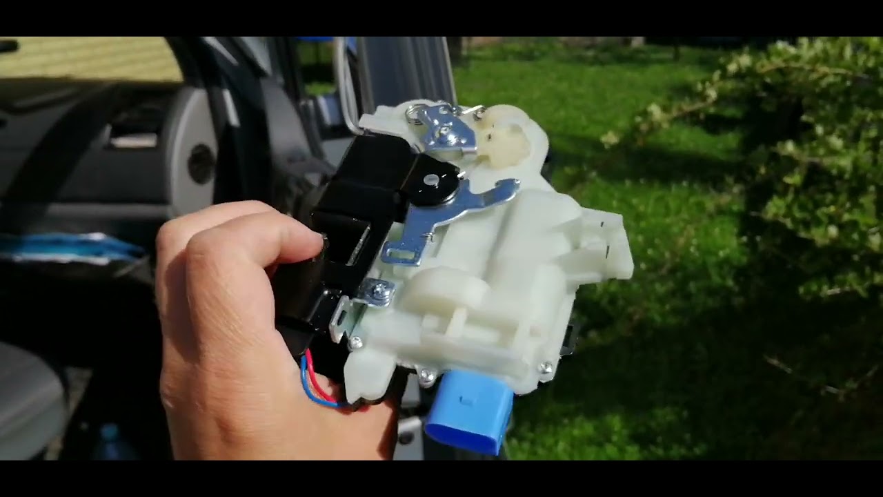 Фольксваген транспортер т5, заклинило замки передних дверей. Вскрываем ...