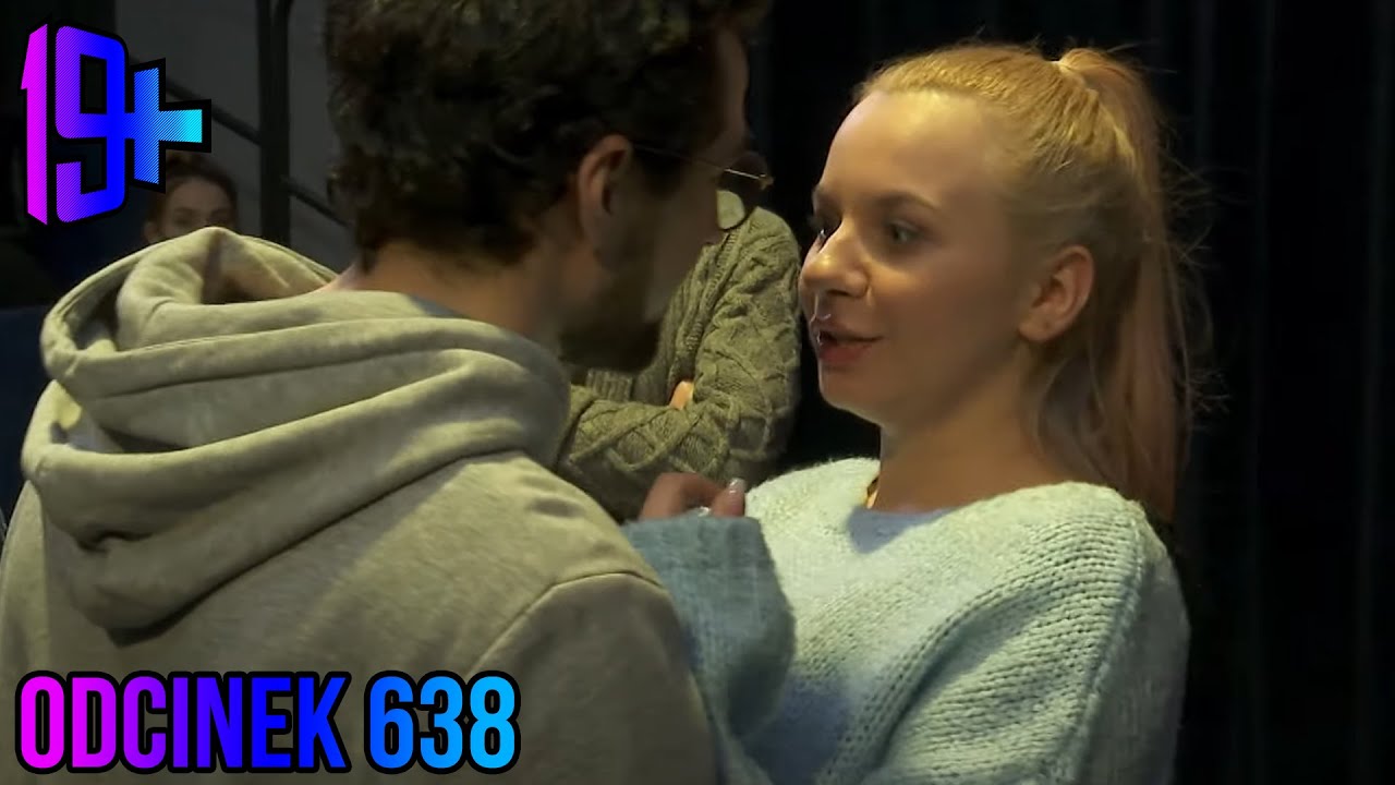 Ten pocałunek dosłownie zwalił Melę z nóg!