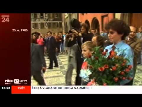 Jana Bobošíková předává Husákovi kytici 25.6. 1985